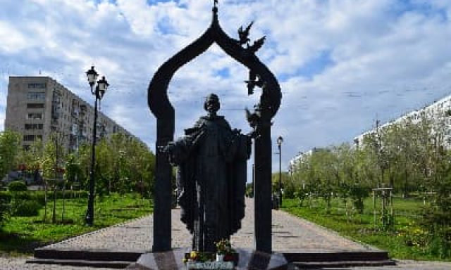 Памятник святому Сергию Радонежскому в сквере В.Н. Лебедева и Р.Ф. Сираева