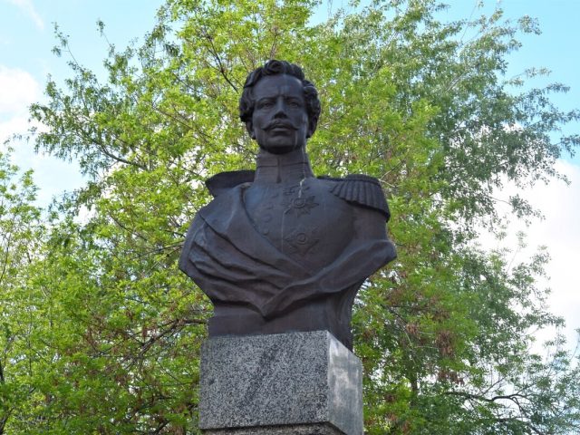 Памятник – бюст В.А. Перовского в парке Перовского