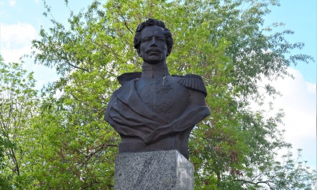 Памятник – бюст В.А. Перовского в парке Перовского