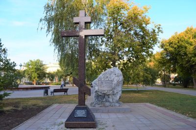 Памятный камень и поклонный крест на месте разрушенного Казанского кафедрального собора в сквере у Дома Советов