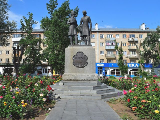 Памятник А.С. Пушкину и В.И. Далю в сквере им. Полины Осипенко